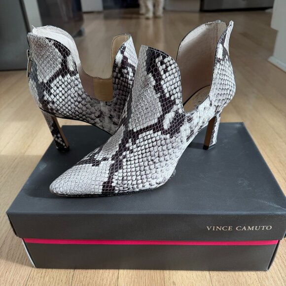 Vince Camuto VC-Randin Glossy Python Heels — Size 8M - Picture 1 of 4